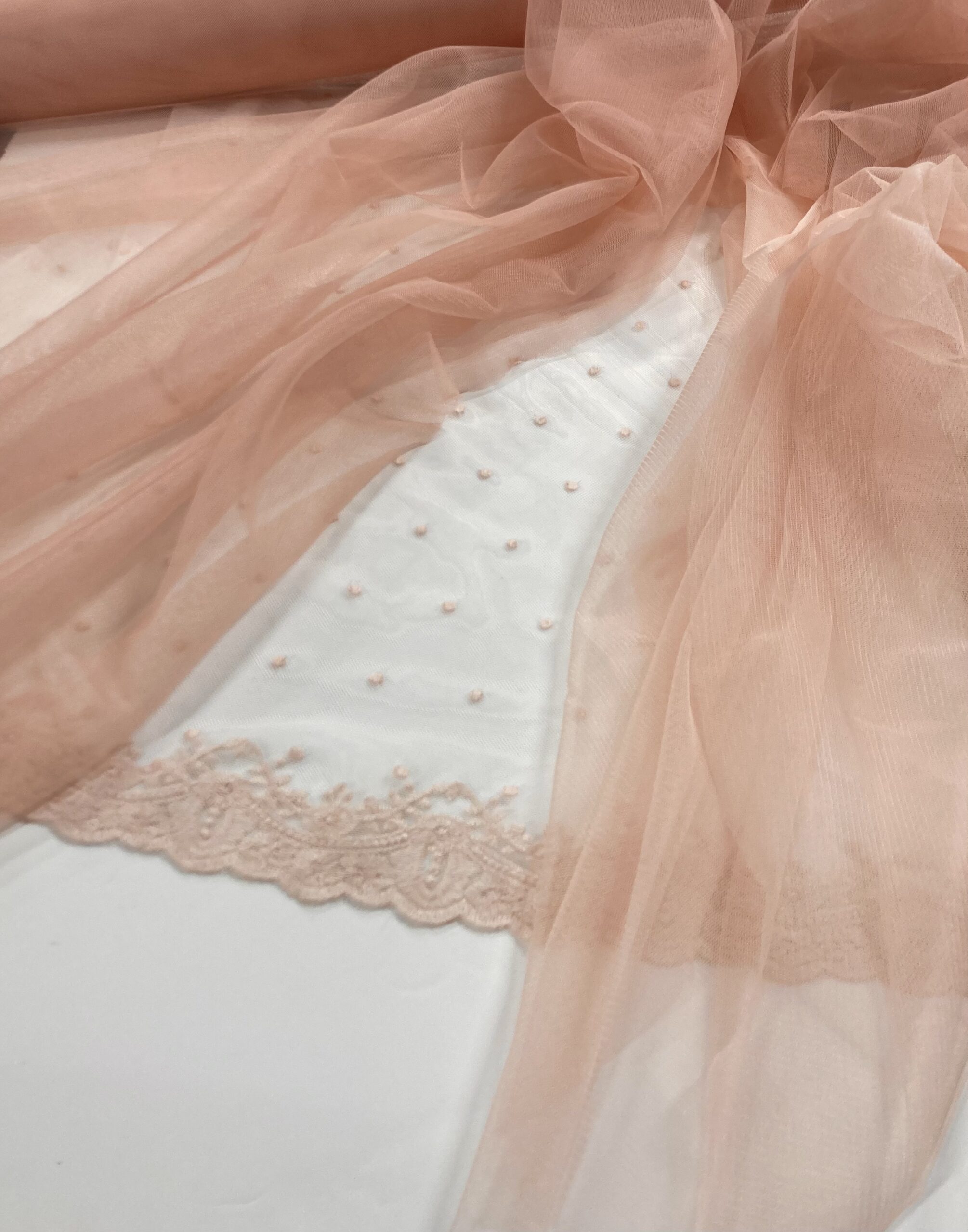 Tul bordado Vruas blanco/salmón**