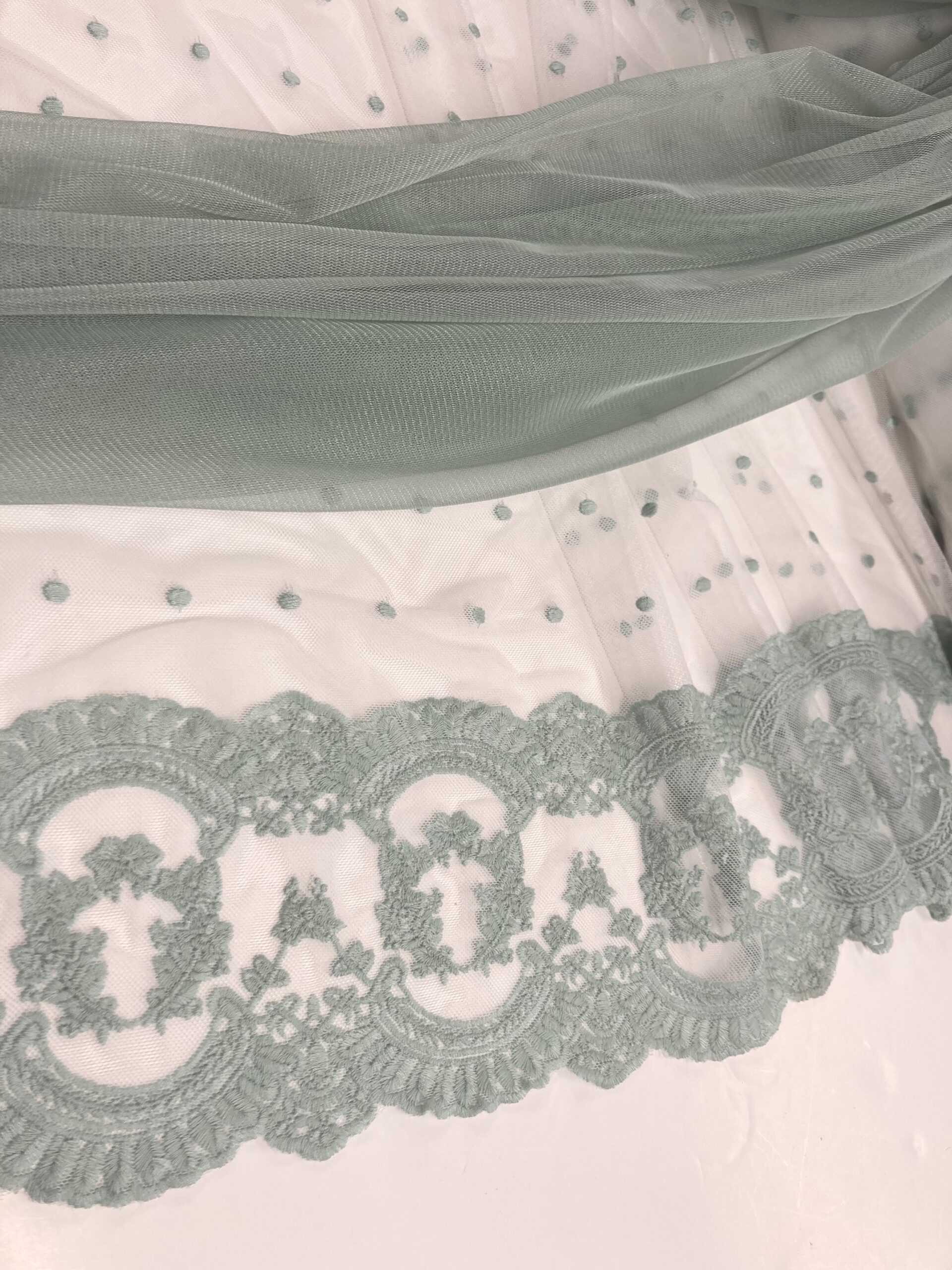 Tul bordado Vicen Verde Empolvado