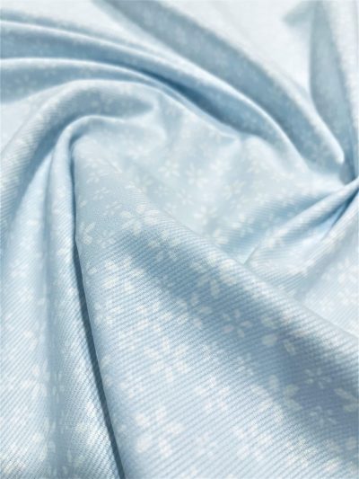 Pique flores fondo celeste