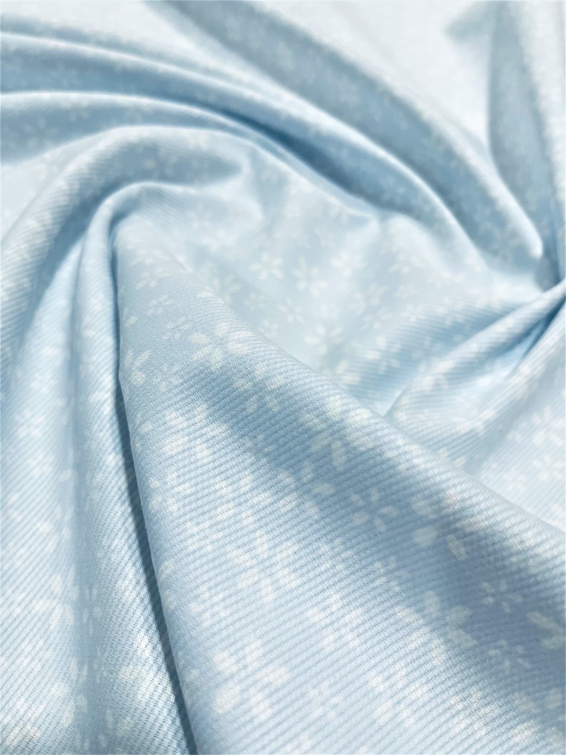 Pique flores fondo celeste