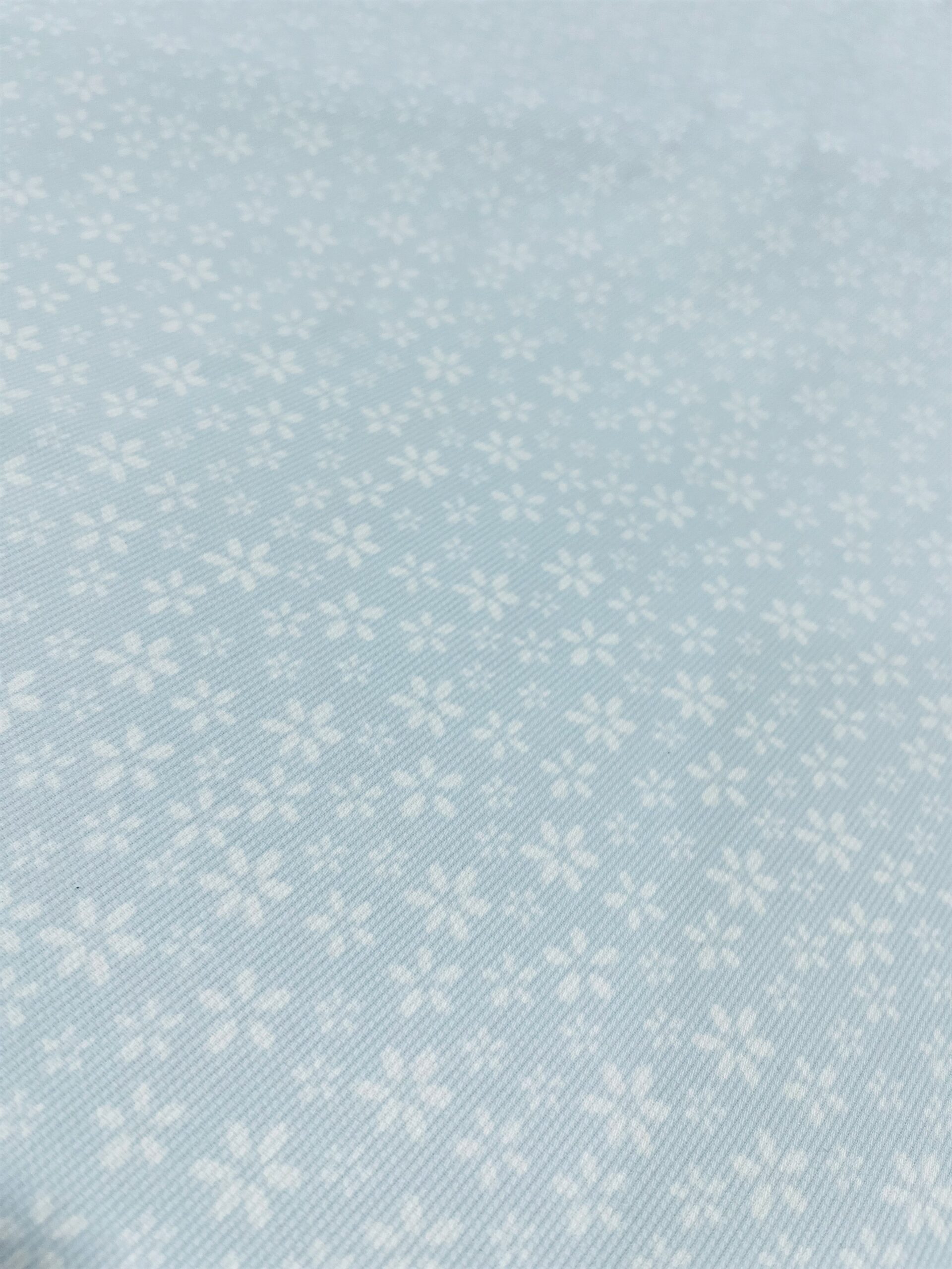 Pique flores fondo celeste