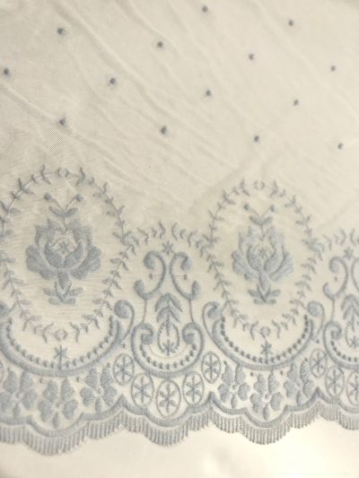 Tul bordado Valme blanco/celeste