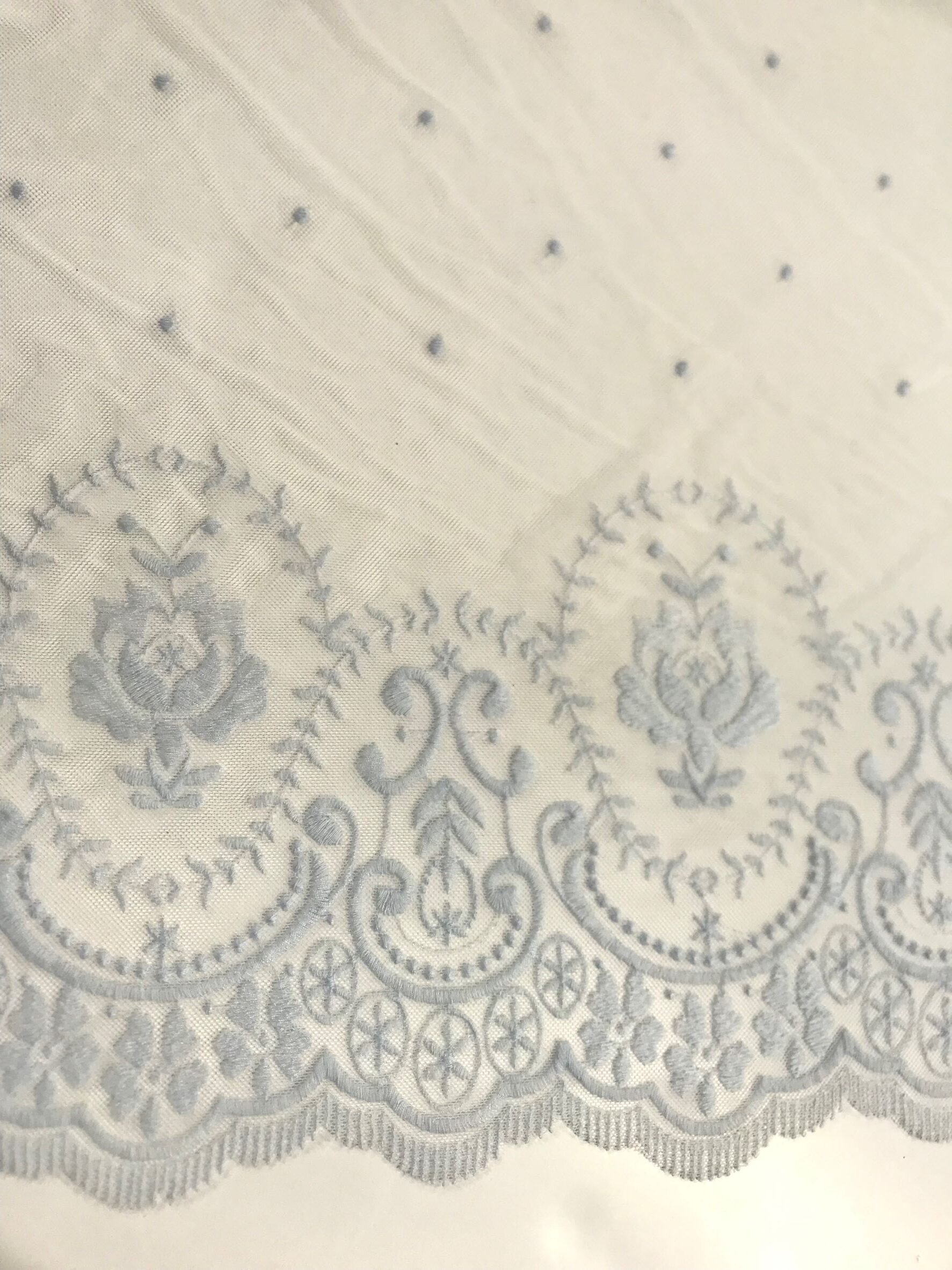 Tul bordado Valme blanco/celeste