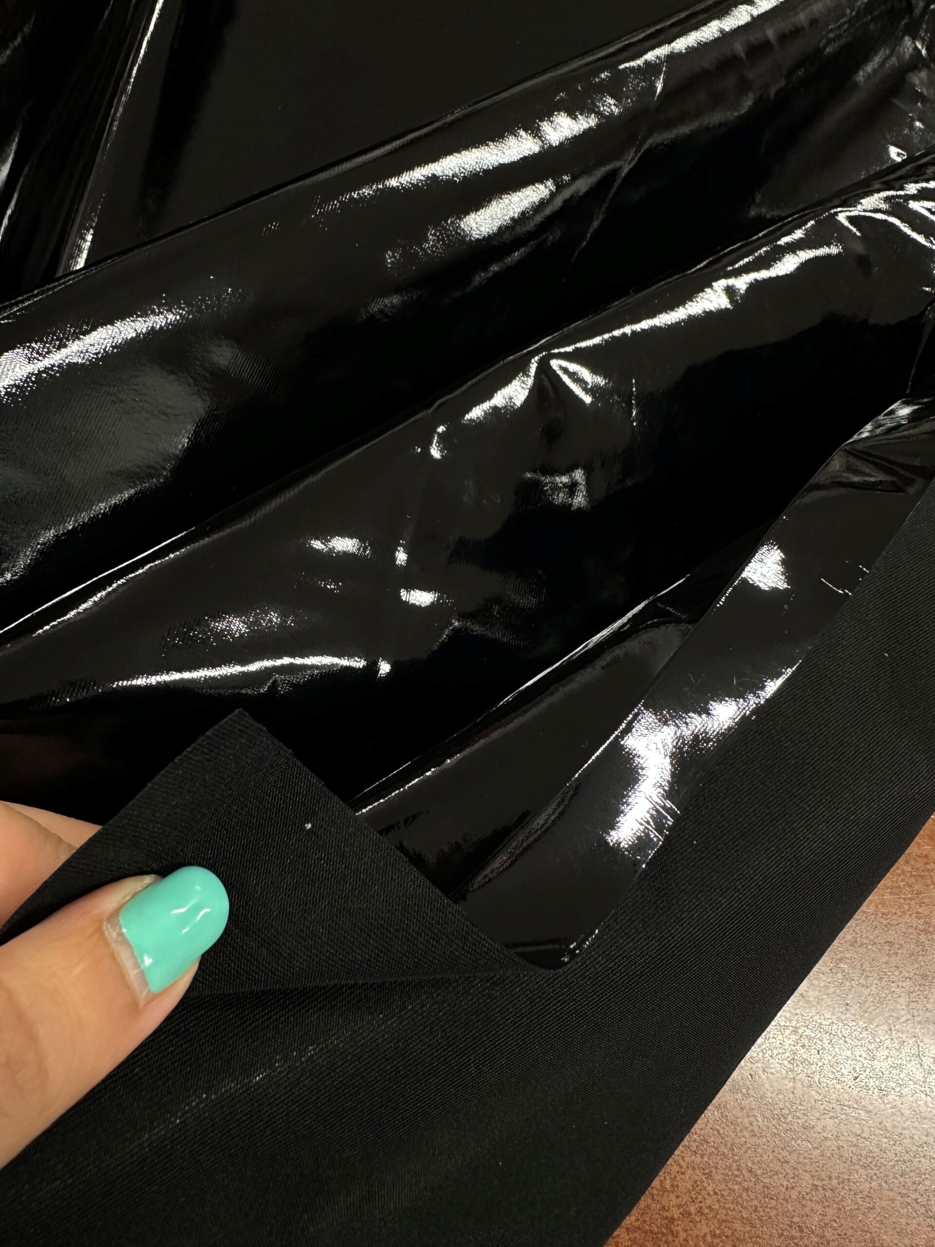 Charol negro elástico*