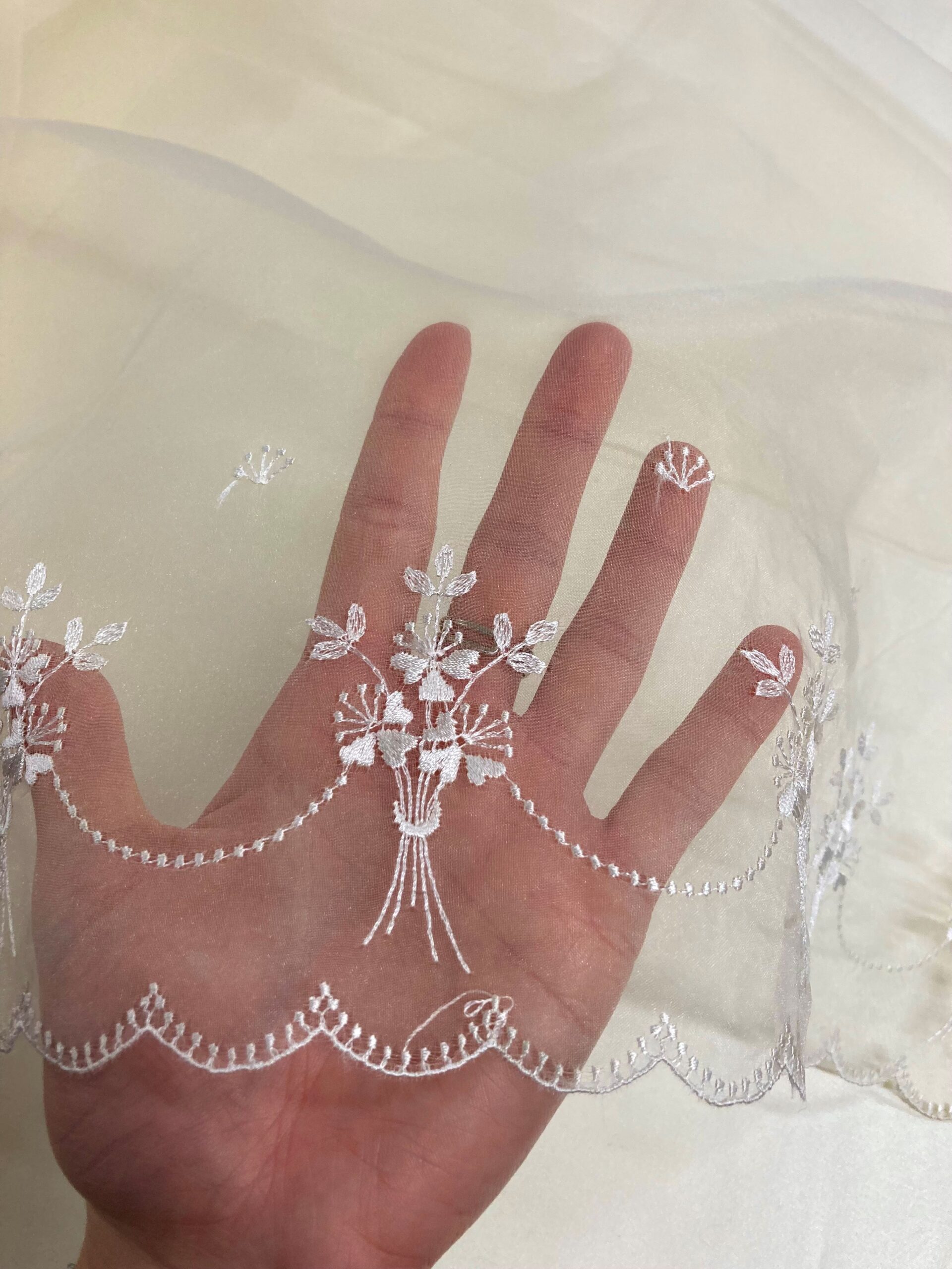 Organza bordada ramo beig