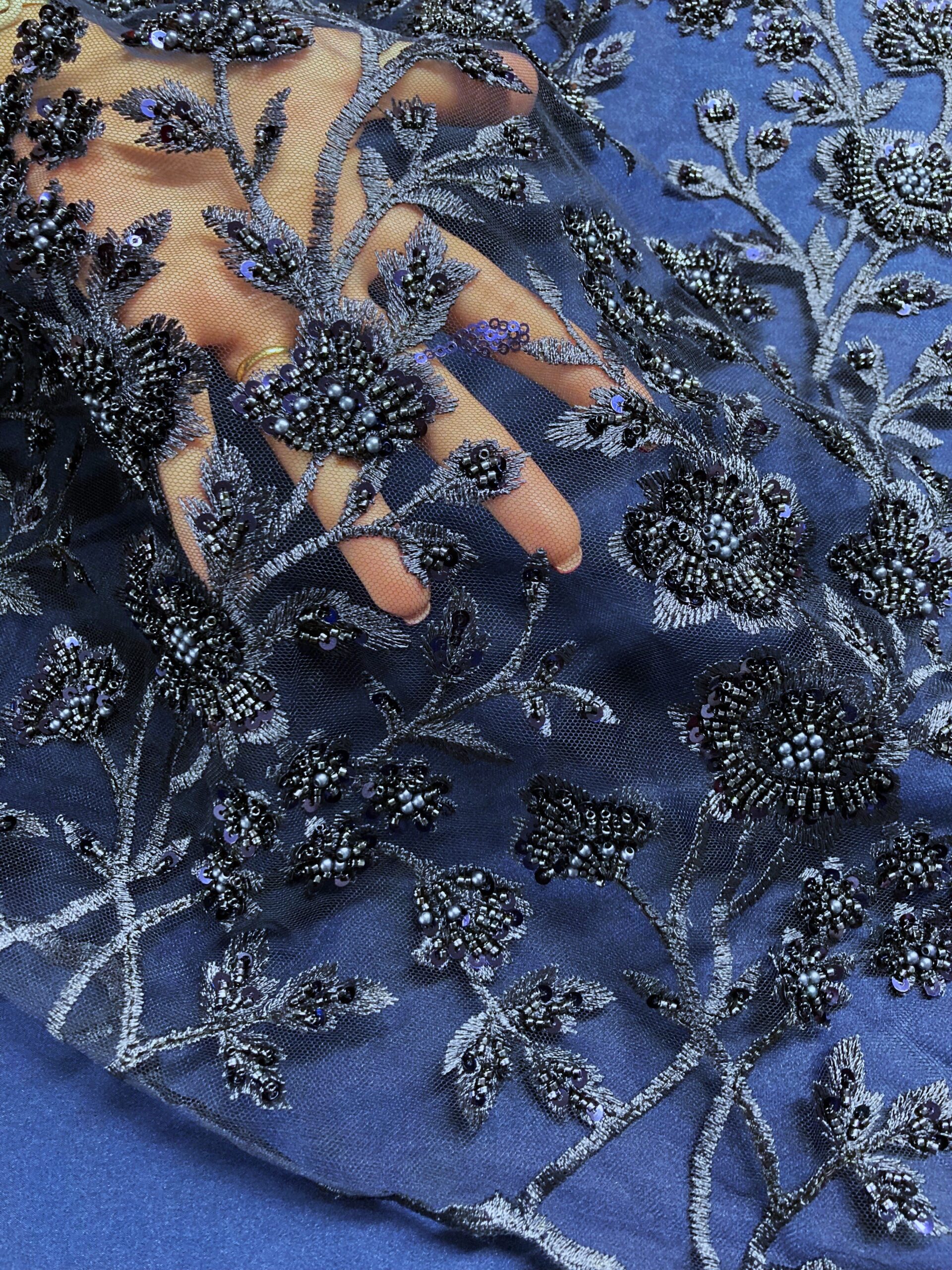 Tul bordado pedrería azul marino