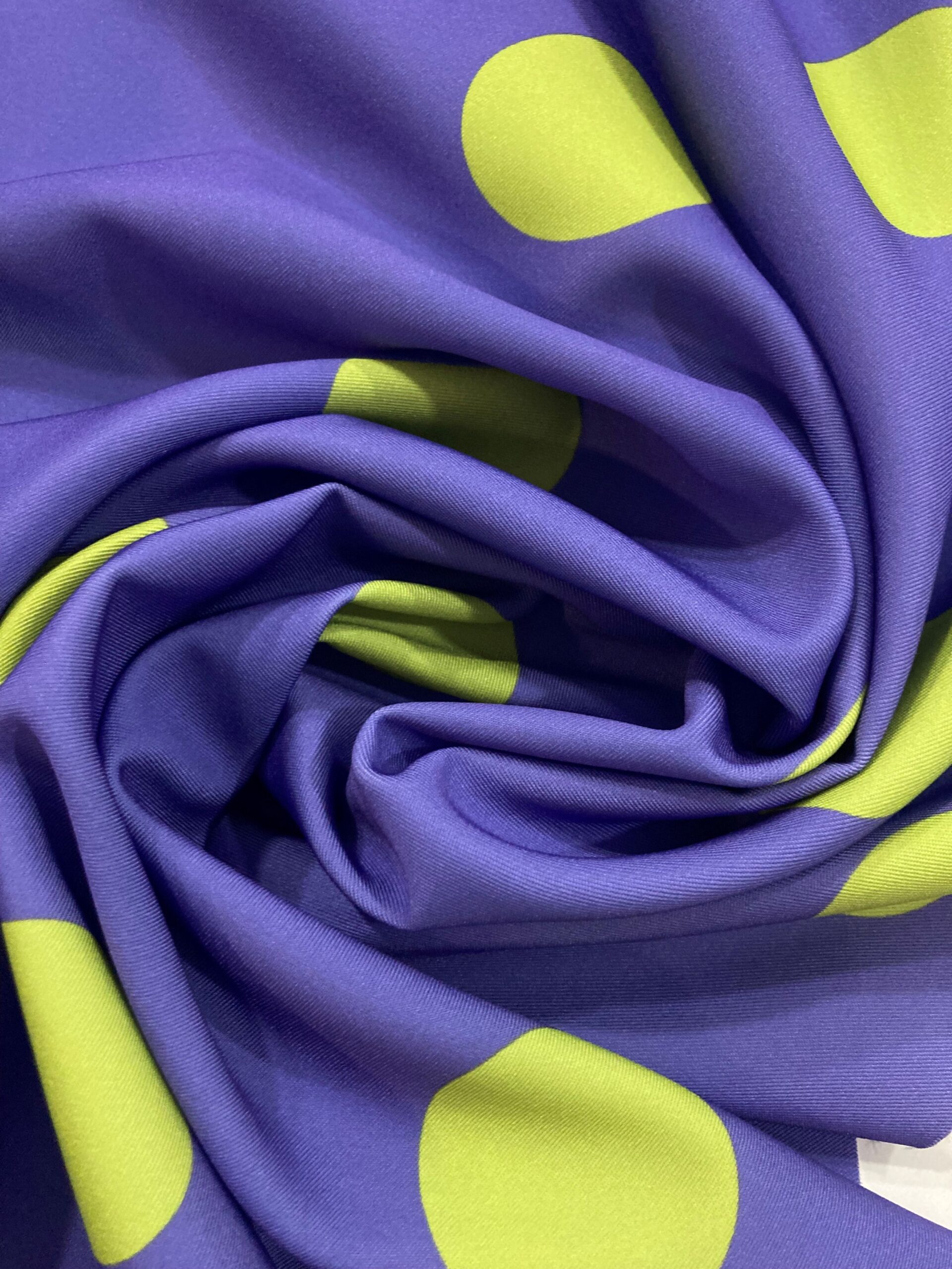 Bielástico gabardina lunar verde f.morado