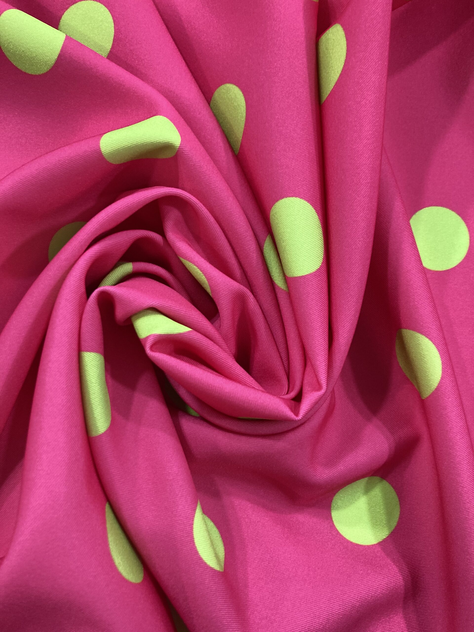 Bielástico gabardina lunar verde fluor f.fucsia