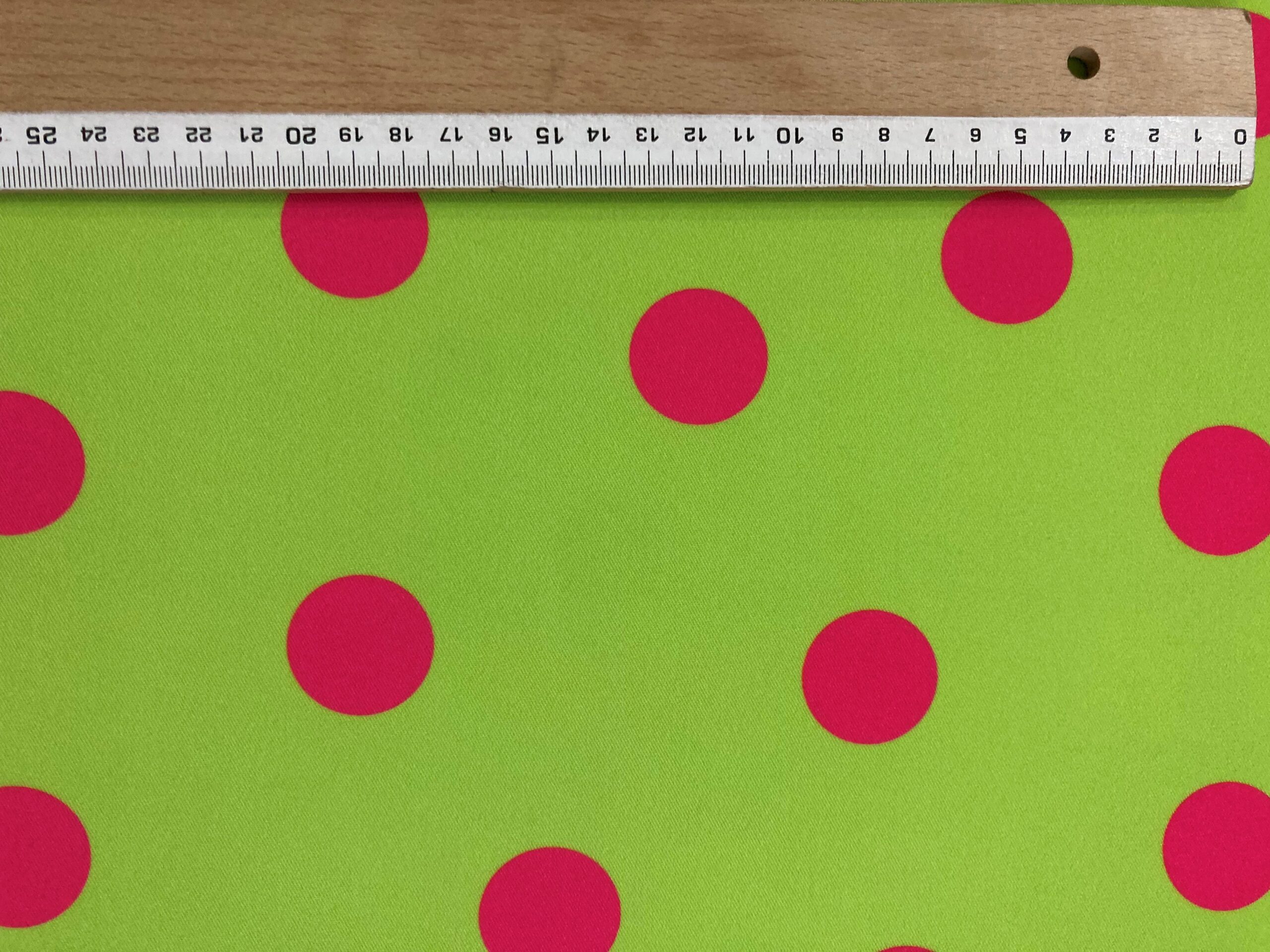 Bielástico gabardina lunar fucsia f.verde fluor