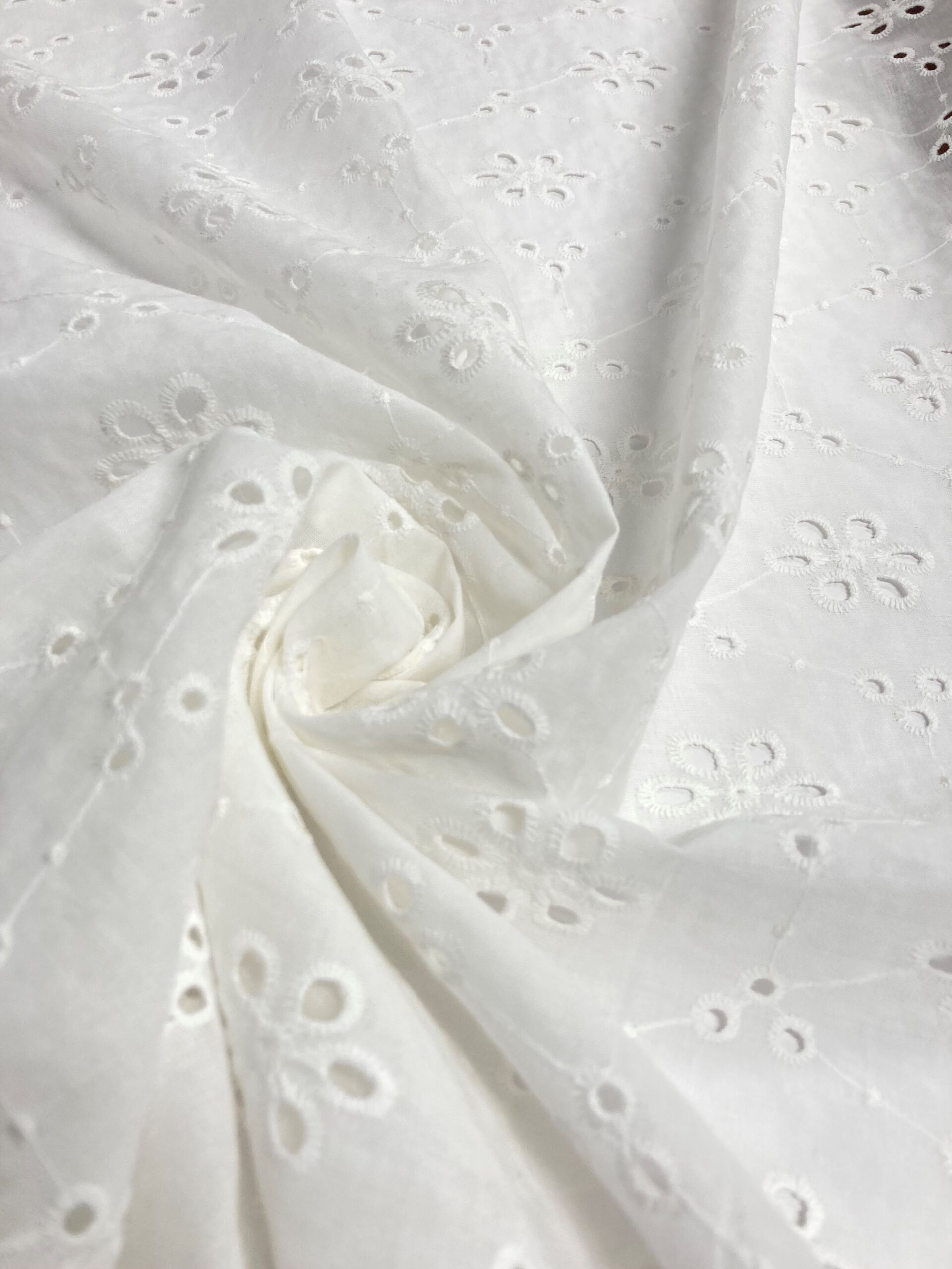 Batista Blanca Algodón Perforada Polka