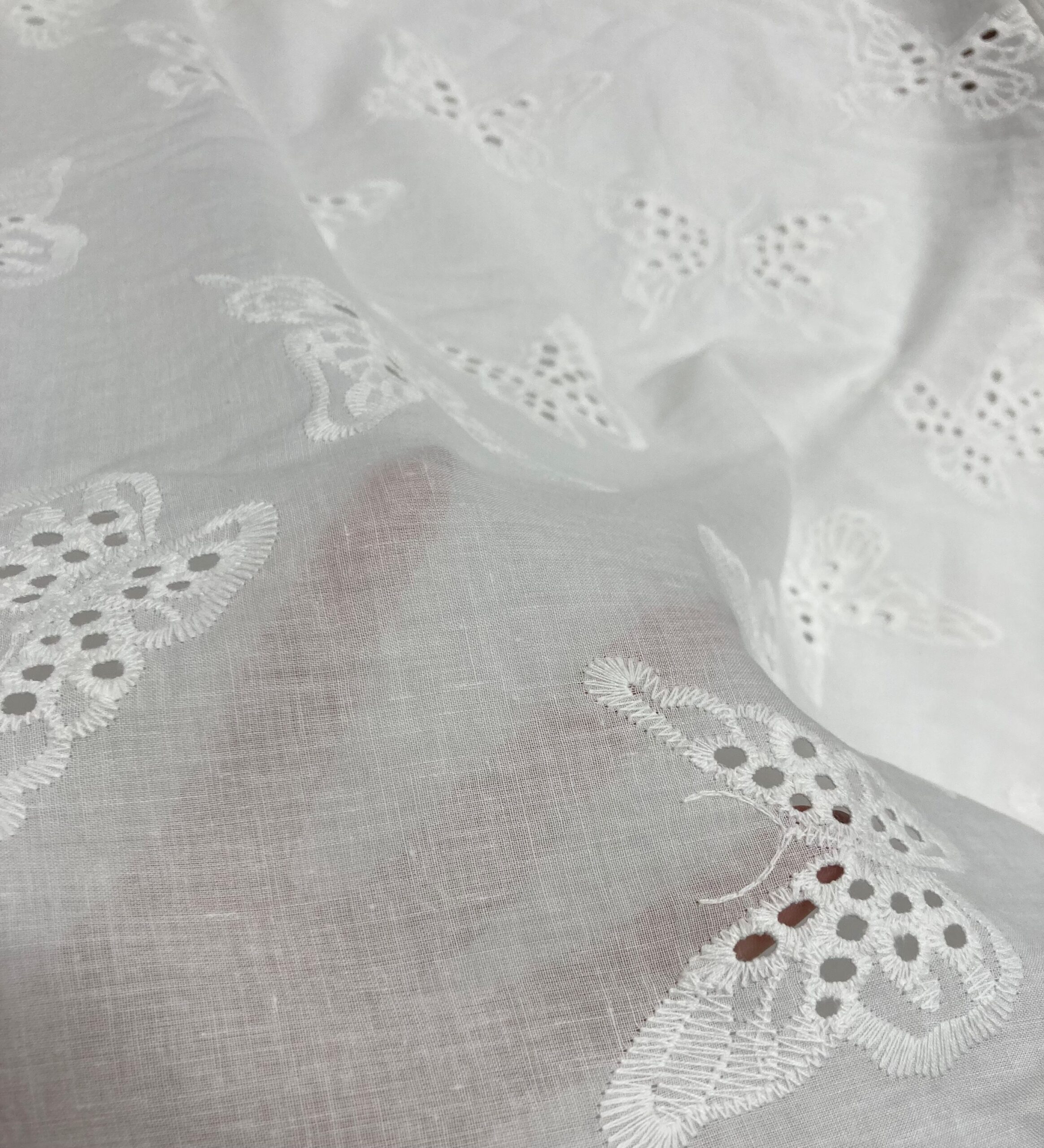 Batista Blanca Algodón Perforada Zoku