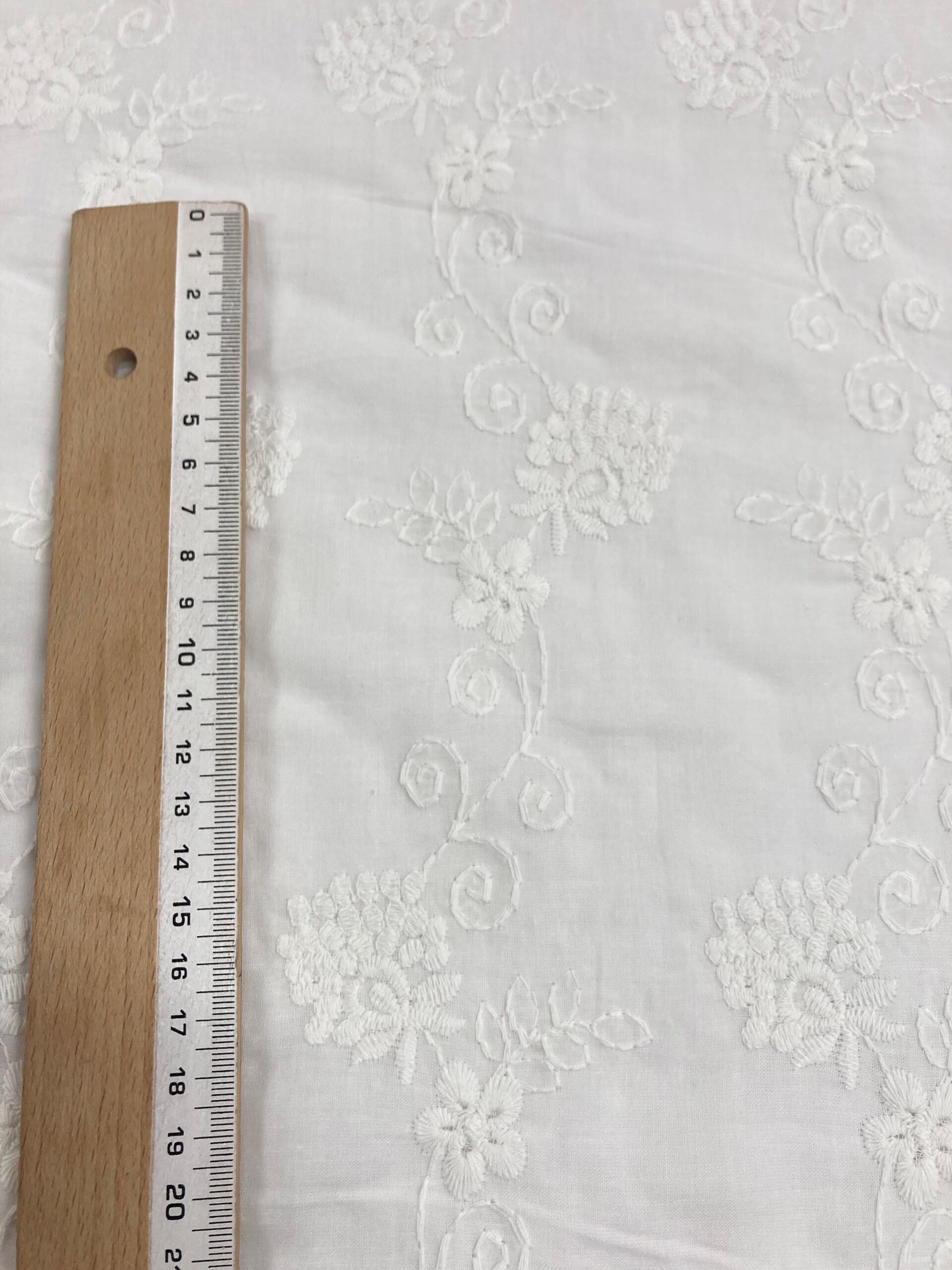 Batista Blanca Algodón Perforada Lindy