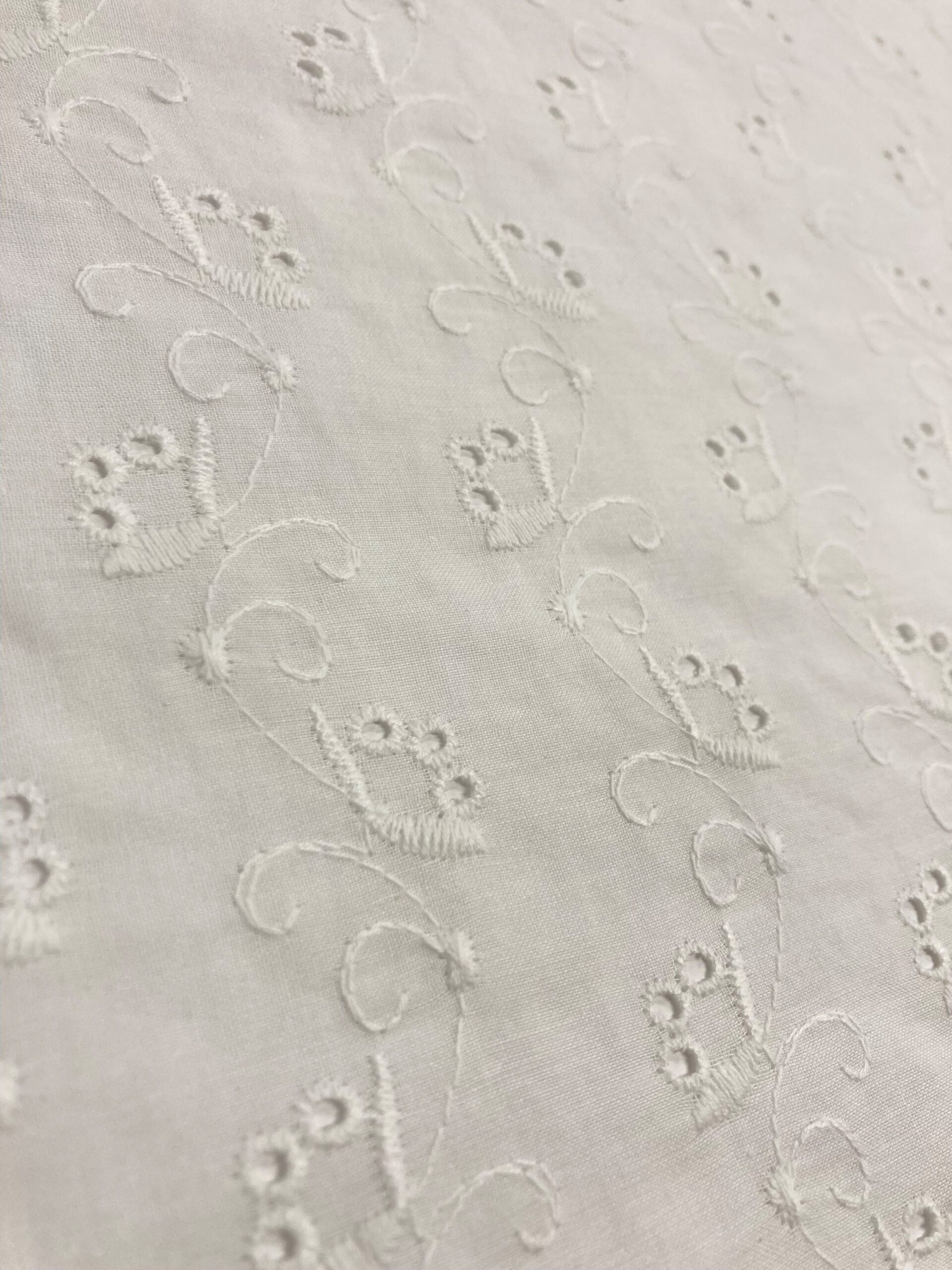 Batista Blanca Algodón Perforada Jive