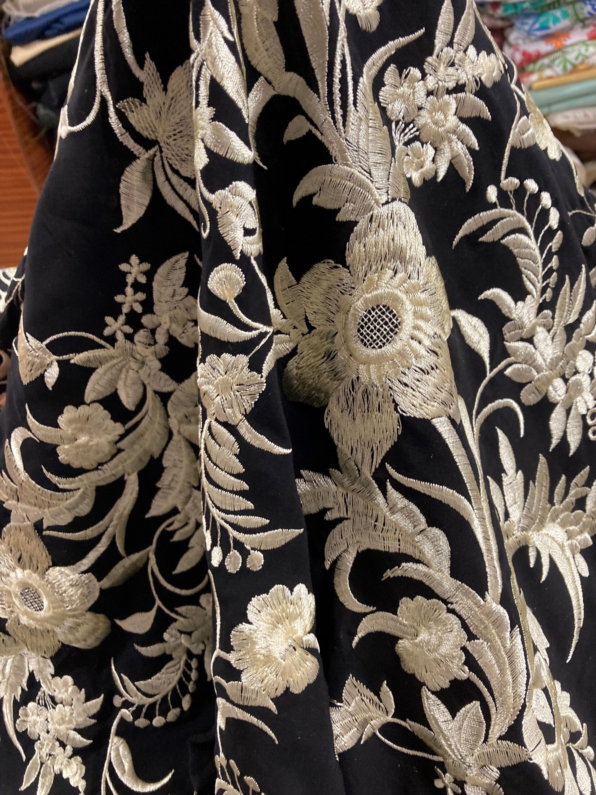 Viscosa bordada Katali f.negro