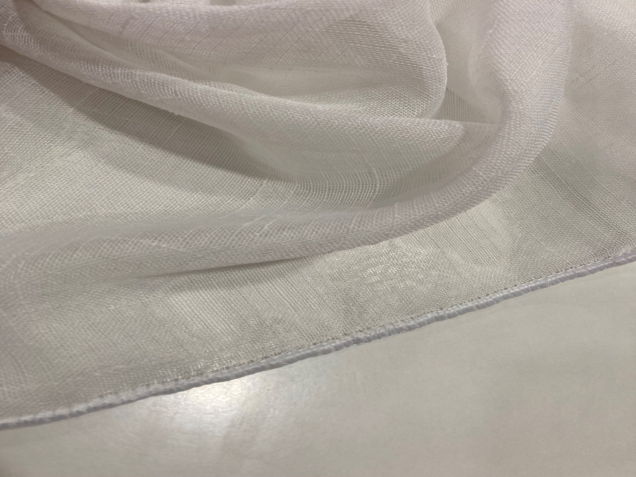 Visillo trama blanco bajo plomo