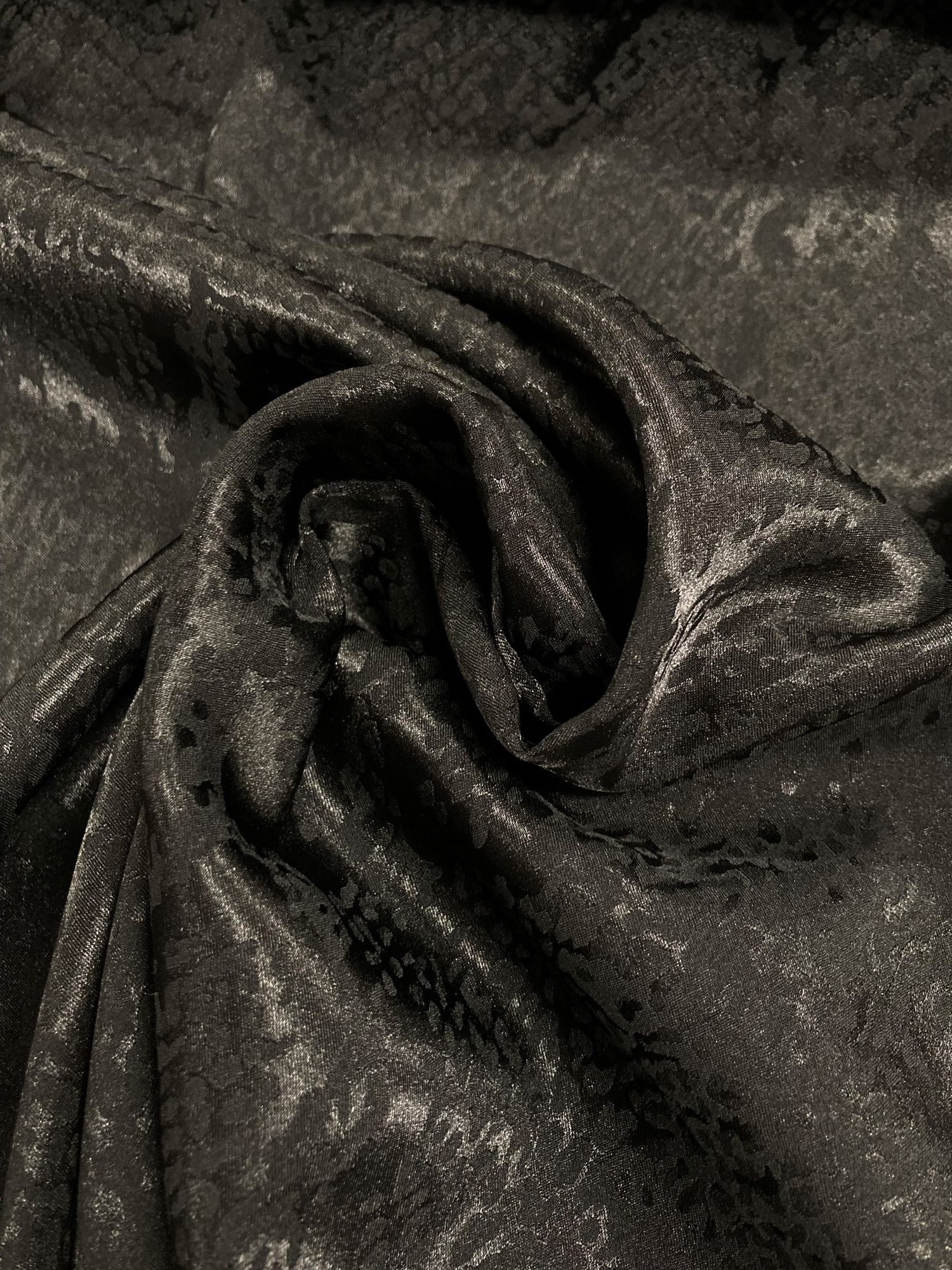 Satén jacquard animal print negra - Imagen 2